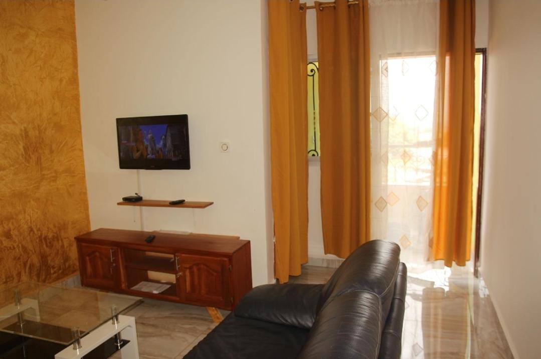 Residence 2K Studio Meuble-Chapelle Symbock-Gardien-Wifi-Location Vehicule Yaounde Exterior photo