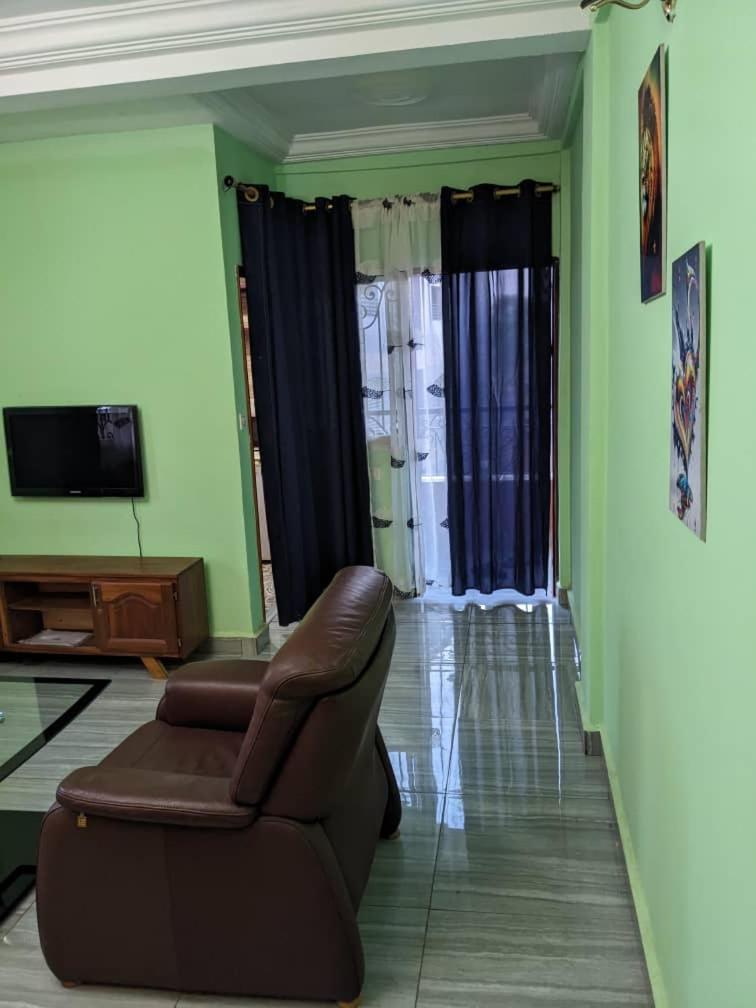 Residence 2K Studio Meuble-Chapelle Symbock-Gardien-Wifi-Location Vehicule Yaounde Exterior photo